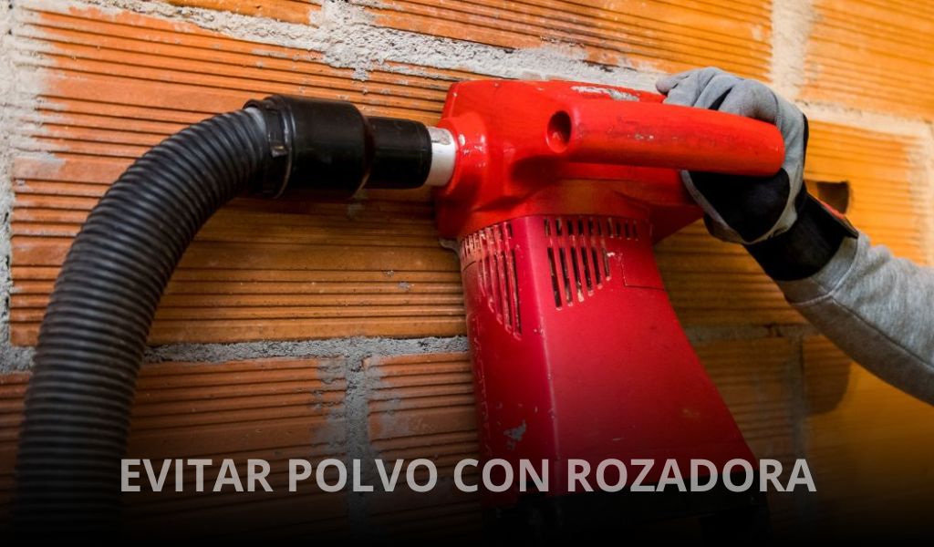 ¿Cómo evitar el polvo al usar una rozadora?